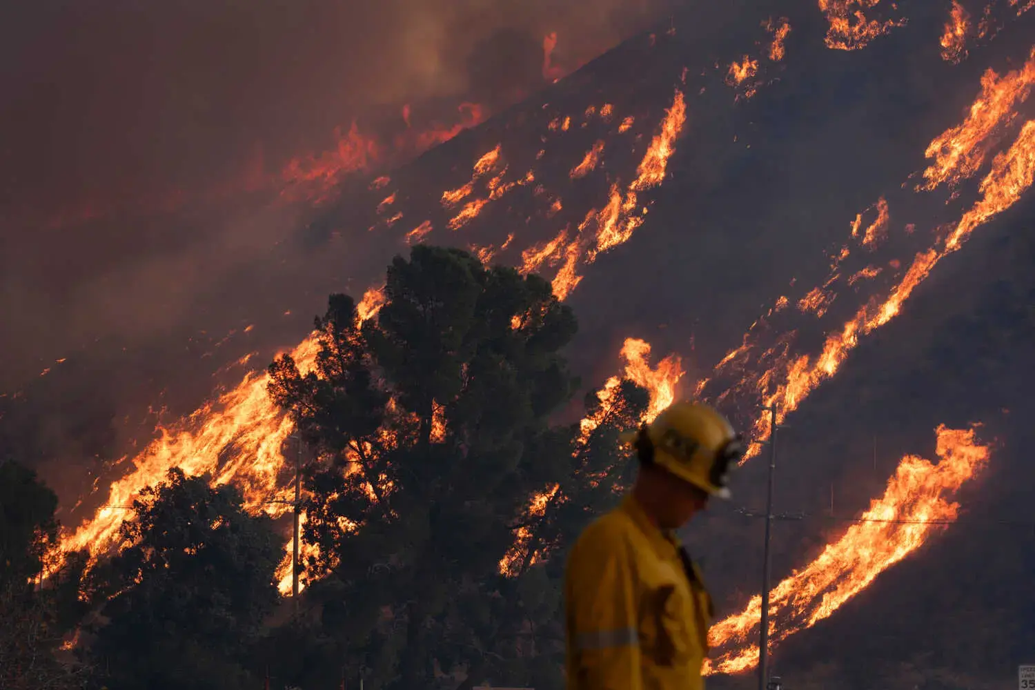 Десяткам тысяч человек приказано эвакуироваться из-за нового пожара к северу от Лос-Анджелеса