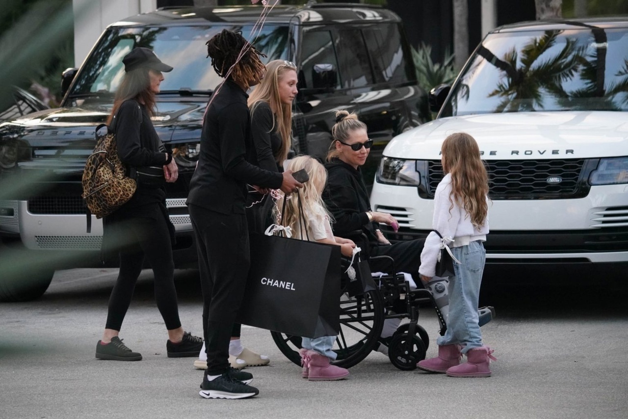 Теннисистку Анну Курникову сняли на фото в инвалидной коляске в Майами. Что с ней произошло?