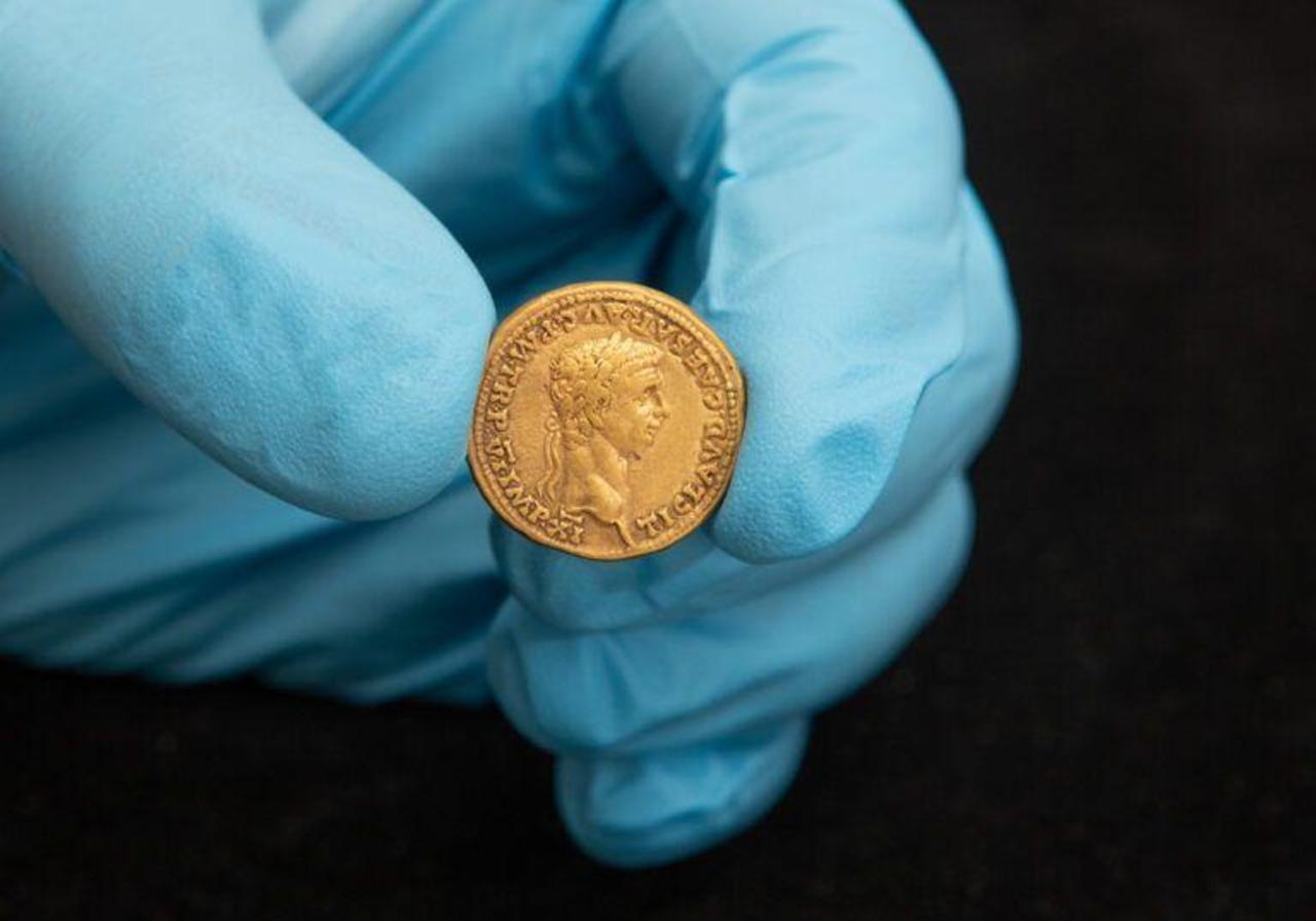 Сотни золотых и серебряных монет, захороненных 2000 лет назад, обнаружены металлоискателями в Нидерландах