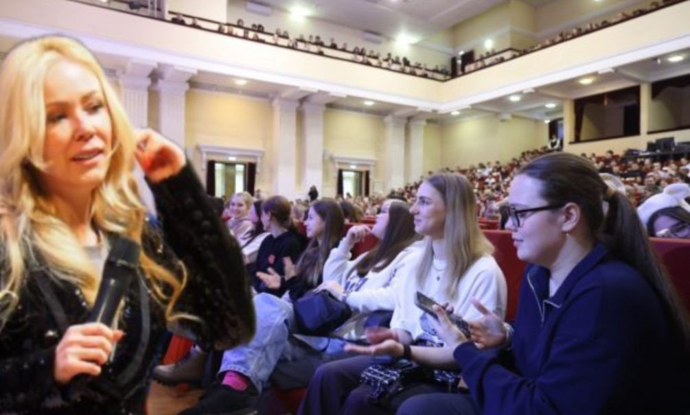 Да реально , как можно быть не к нам. Не к интересу родины быть ??? Почему так лихо пытаются патриотизмом играть и при этом вопрос КТО ????