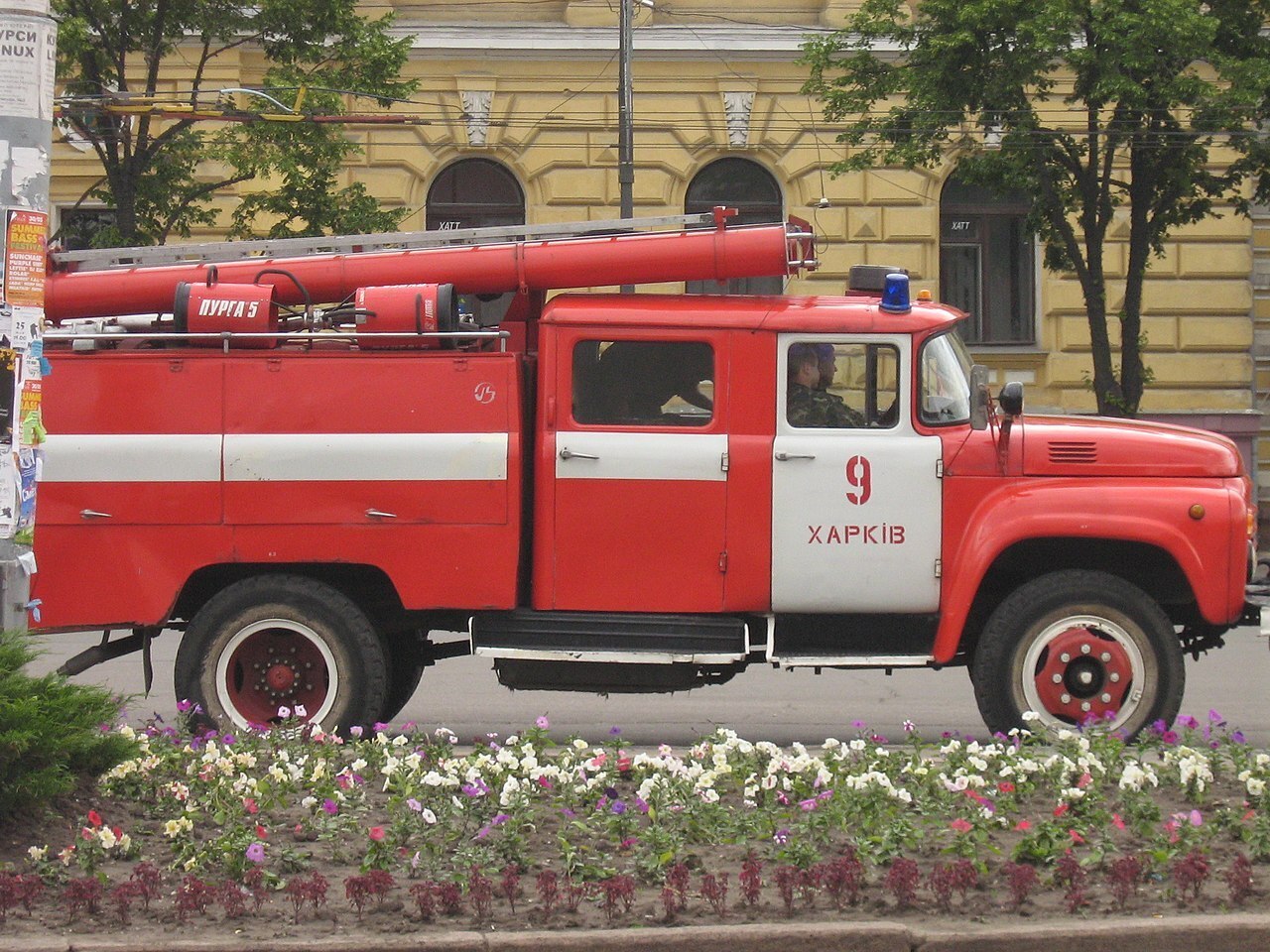 Мощный пожар в Люберцах: более 30 машин и 2 автобуса сгорели на стоянке