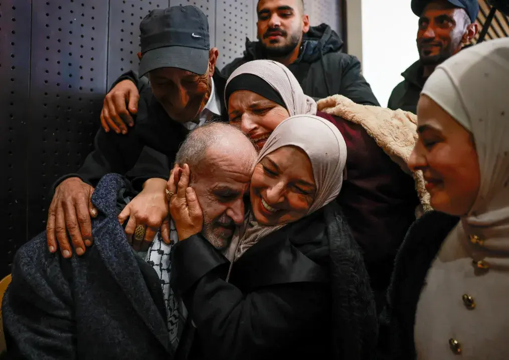 Бледные, исхудавшие израильские заложники освобождены из плена в Газе, как и десятки палестинских заключенных в рамках соглашения о прекращении огня