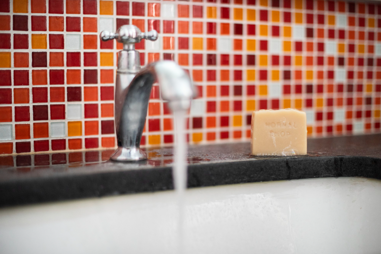 Как жильцы дома добились штрафа для УК за то, что горячая вода была на 5 °С холоднее норматива