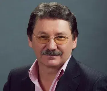 Все старики на мойку! Сургутский депутат предложил пенсионерам идти мыть машины за 100 тысяч рублей в месяц