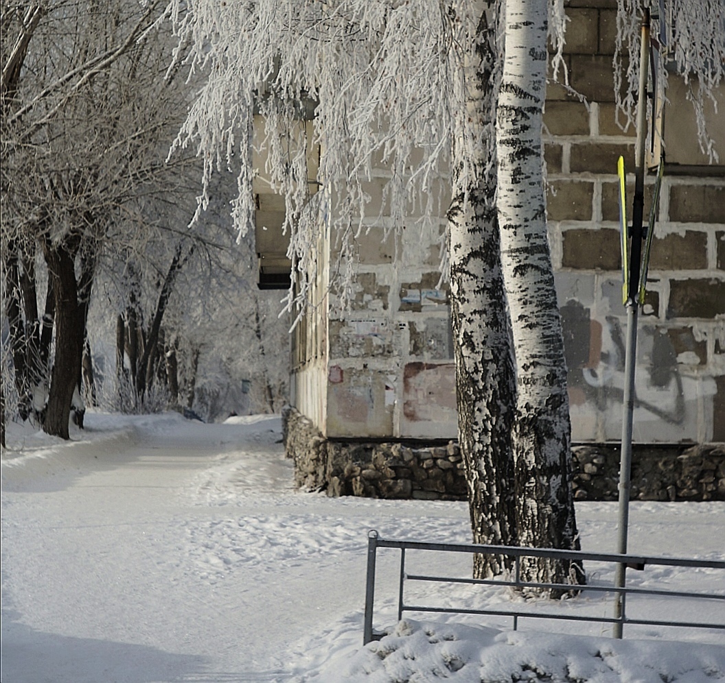 Чистота окружения вокруг нас и почему местные власти не торопятся наказывать вандалов, графферов и расклейщиков объявлений.