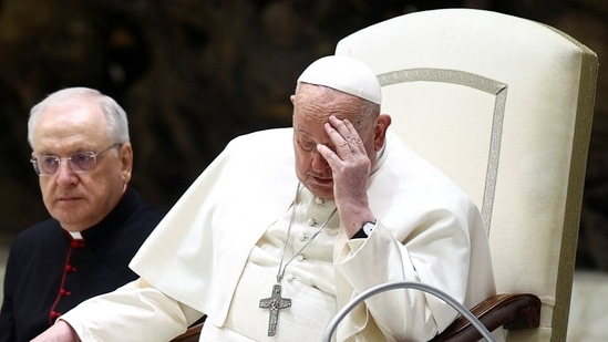 Папа Франциск извинился за отсутствие в Ватикане