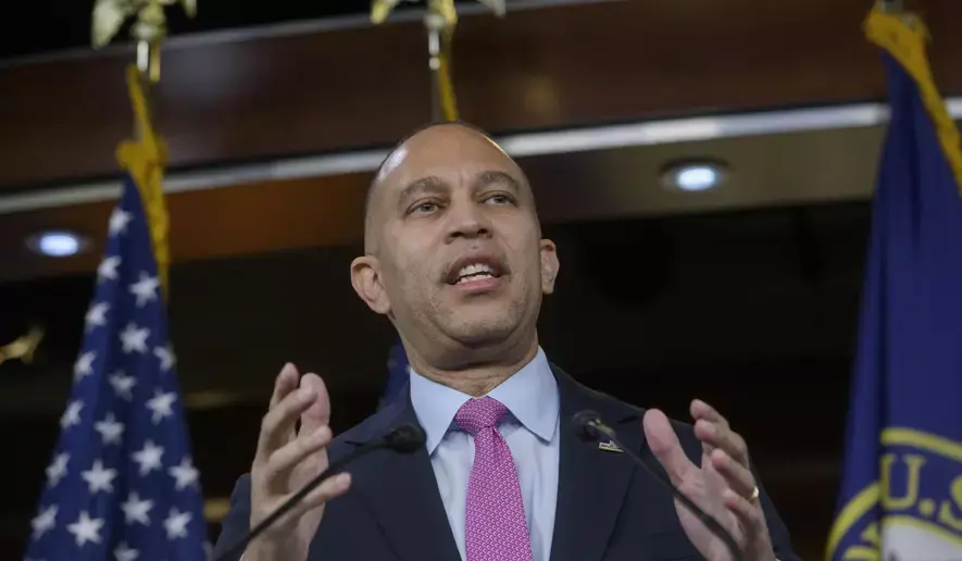 Член Палаты представителей Хаким Джеффрис: «Ку-клукс-клан» добивается снятия обвинений с мэра Нью-Йорка