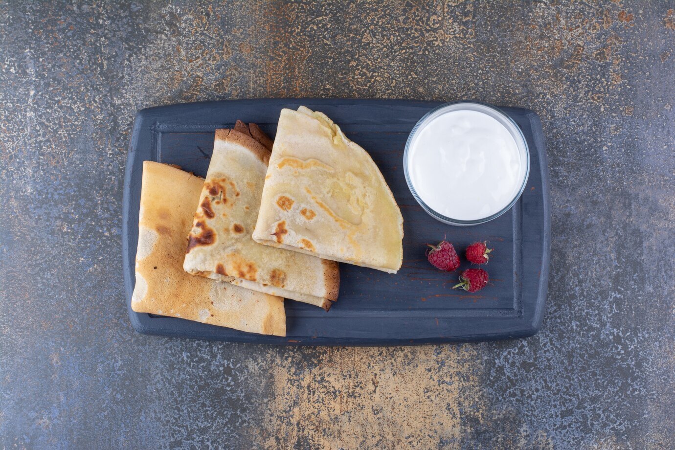 Сметана победила: москвичи определились с любимой начинкой для масленичных блинов