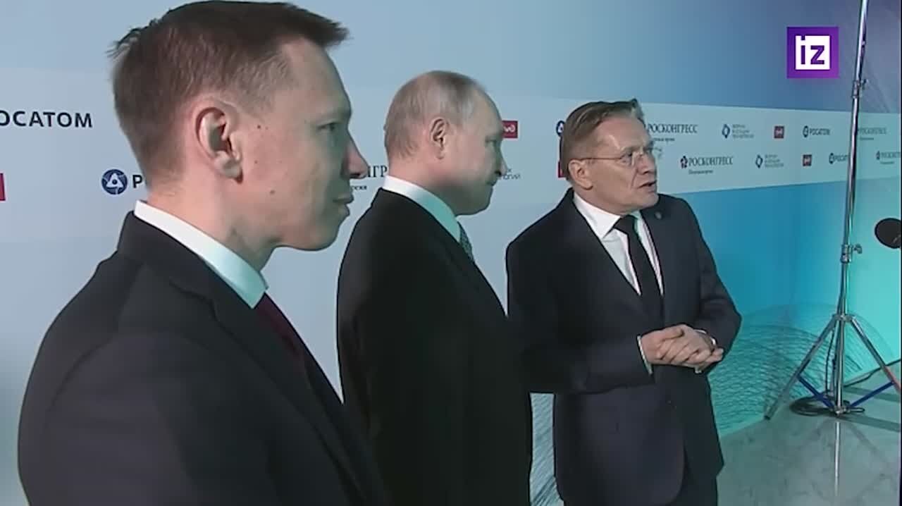 Глава «Росатома» Алексей Лихачев продемонстрировал президенту России Владимиру Путину инновационный элемент вооружения
