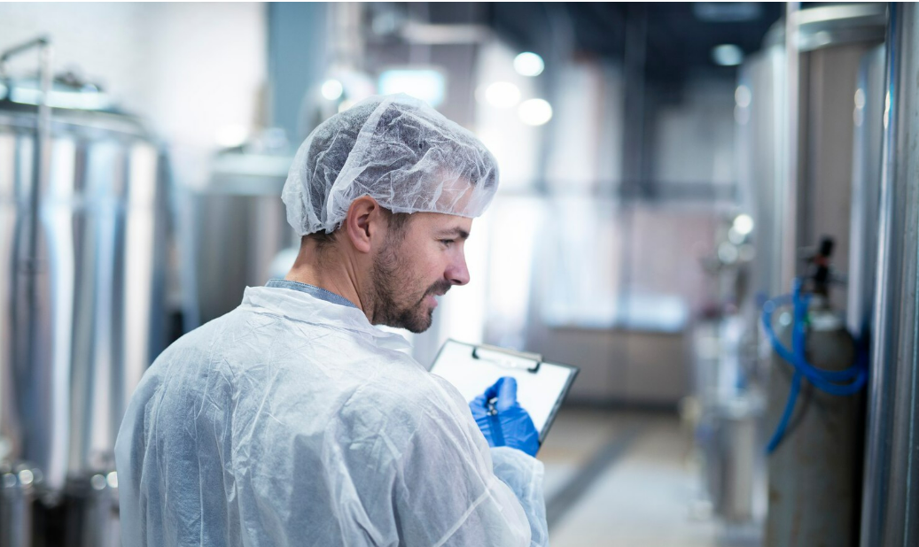 В России обнаружили 14 заводов, которые выпускают поддельную молочку. Чем опасна эта продукция и в каких магазинах продается?