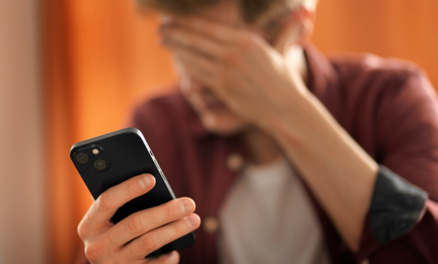 Школьник вскрыл сейф отца и отдал мошенникам 200 млн рублей. Как это произошло и откуда у семьи столько денег?