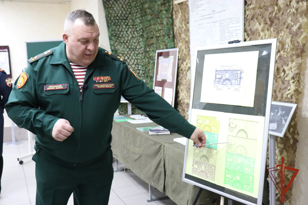 В Новосибирском военном институте Росгвардии собрали уникальную коллекцию офицерских линеек