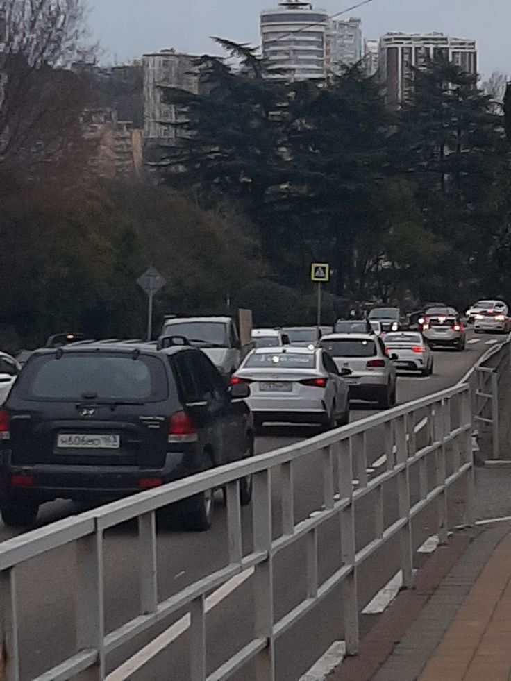 Пора тикать! Киевляне бегут из города, на выезде — многокилометровые пробки