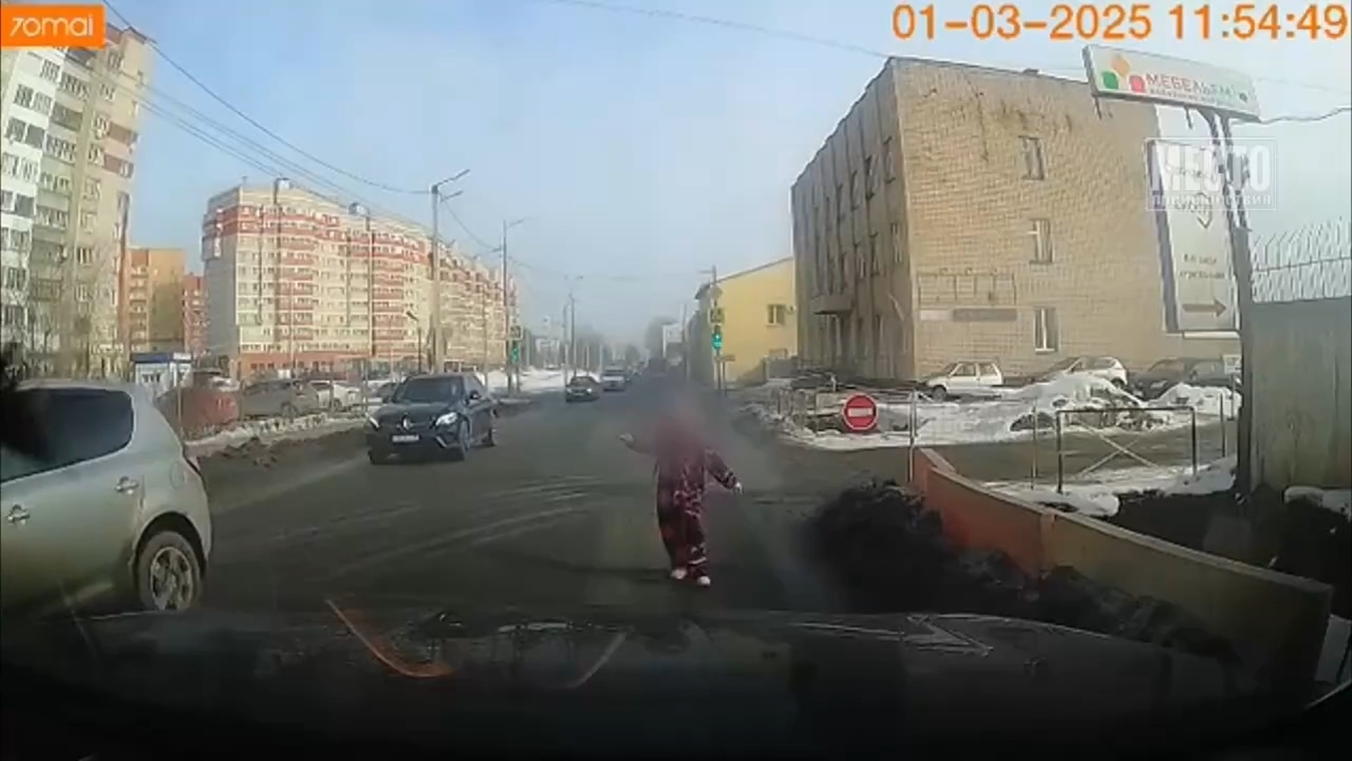 Почему в Кирове маленький ребенок рыдал и бегал по проезжей части за машиной отца?