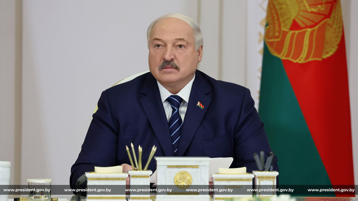 «Приезжайте. Вот здесь сядем. Спокойно, без шума договоримся». - Лукашенко пригласил Путина, Трампа и Зеленского в Белоруссию провести переговоры