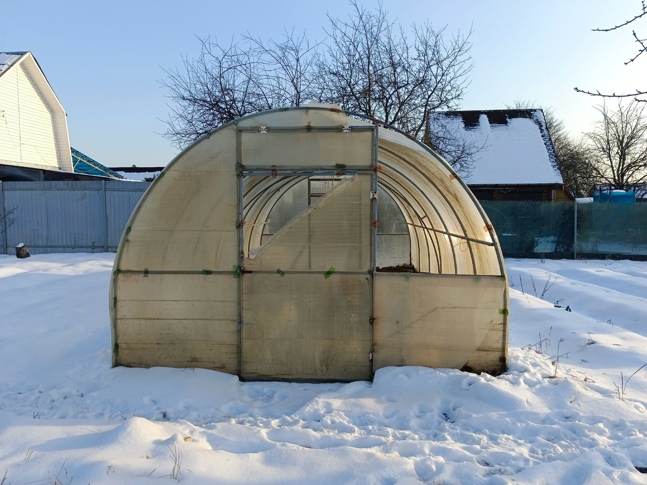 Встал вопрос чем накрыть теплицу, поликарбонат против пленки.