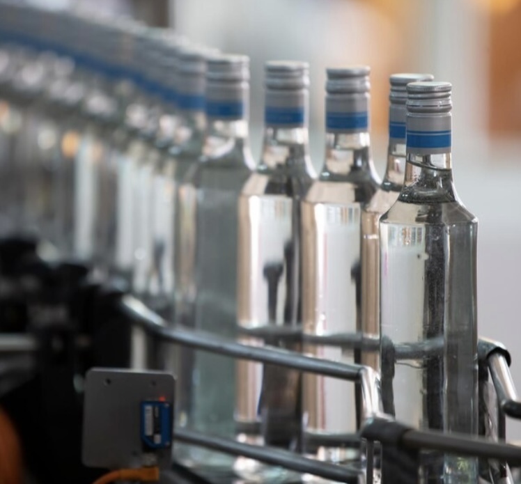 Россия «трезвеет» на глазах? В стране снижается потребление и производство водки, назвали причины