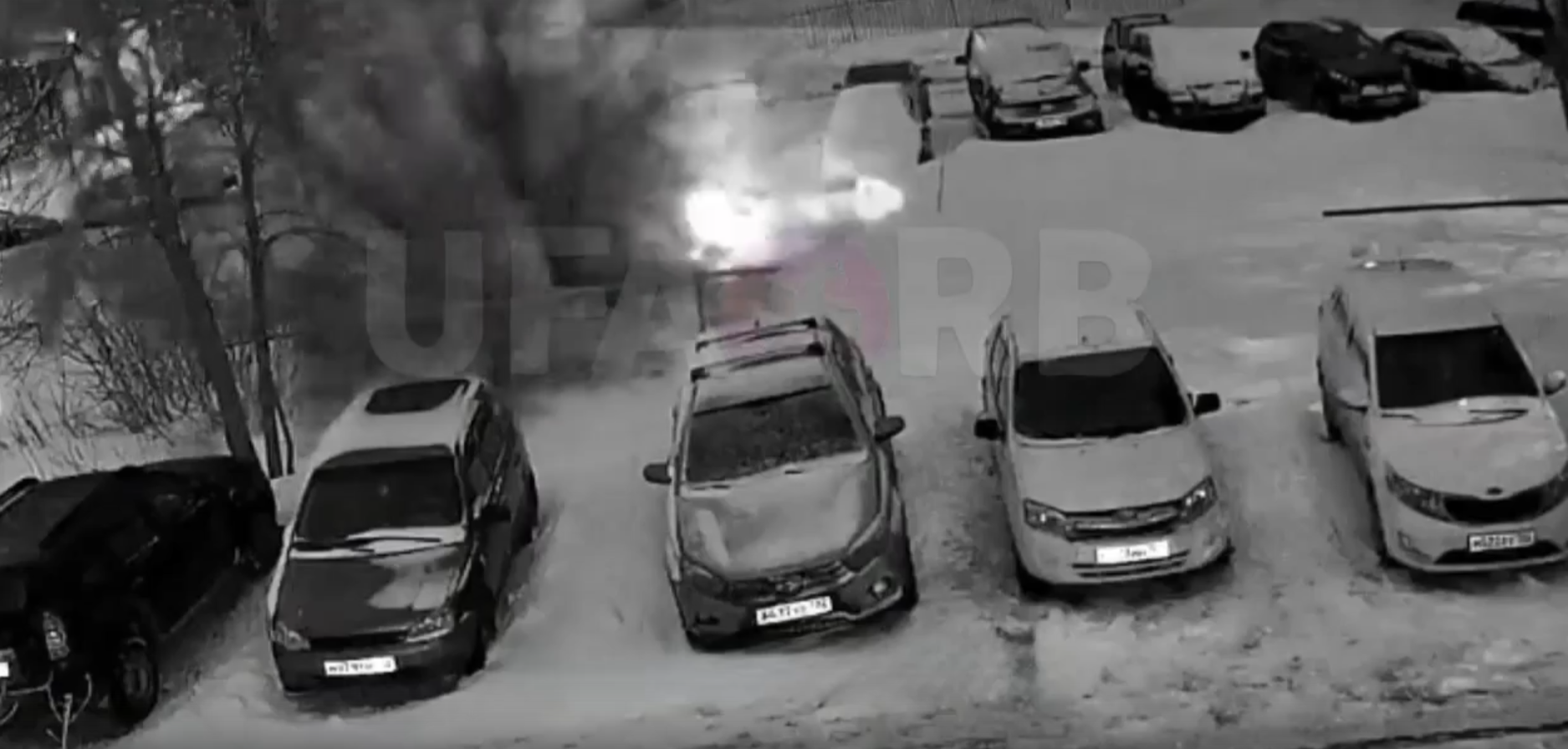 В Уфе легковушка внезапно провалилась под землю прямо во дворе