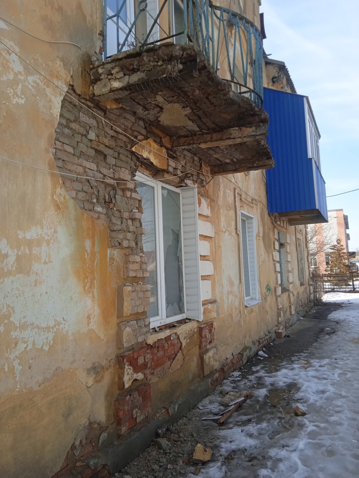 Ртищевские трущобы 21 века: почему управляющим компаниям проще смотреть как рушится дом, чем что- то делать.