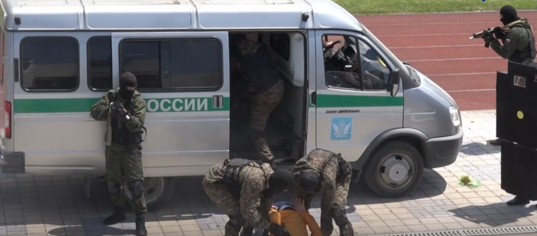 Сотрудникам ФССП разрешено применять физическую силу и даже огнестрельное оружие. В каких случаях?