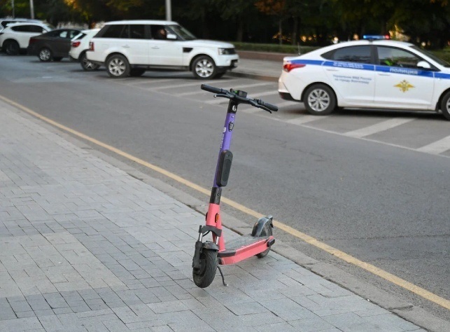 Поправки для самокатчиков. Минтранс подготовил изменения для признания водителями.