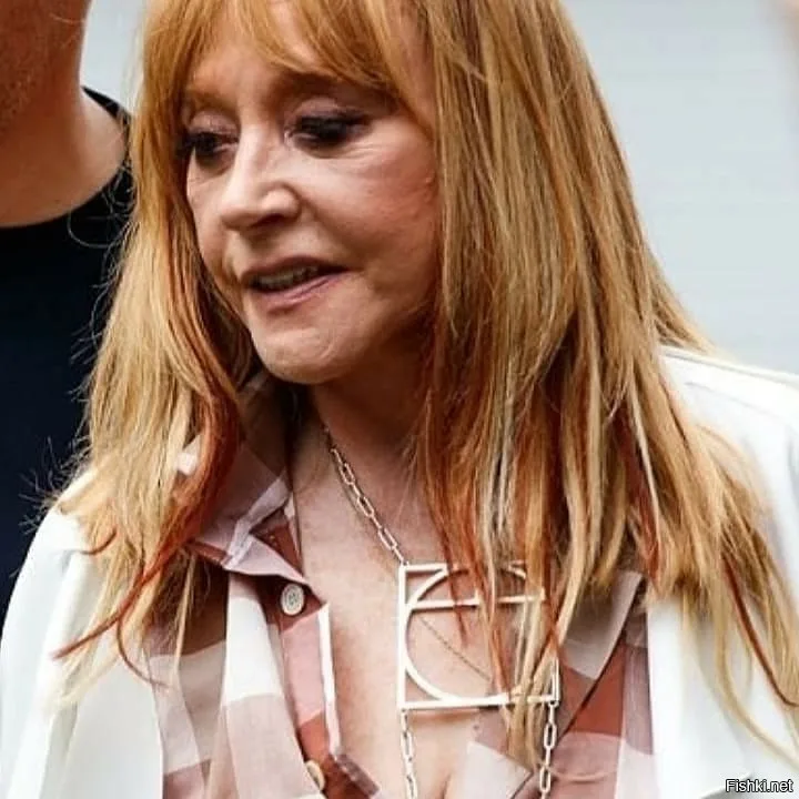 Пугачева гавкает громче собаки.