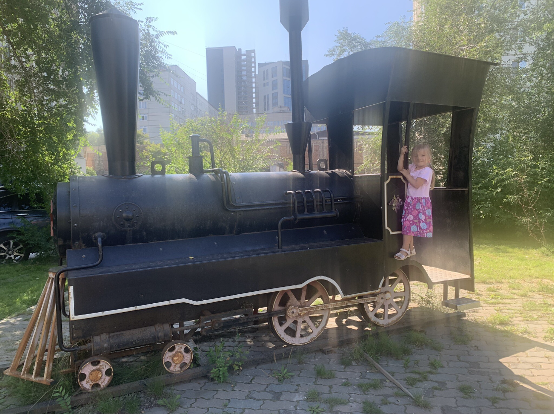 Уезжали семьёй по - старым правилам, возвращались по - новым. Приятные перемены с детскими билетами на поезд.