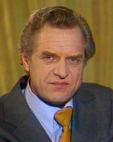 Я особо не смотрел его роли, но видно Балуев, это в чем-то как сам Великий Леонид Марков. Мощь. Глыба. Фактура. И очень интересный голос. Аристократ.