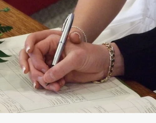 Одобрить или не одобрить? Быстрая влюблённость, чем она закончится? Браком на всю жизнь или мимолетным увлечением?