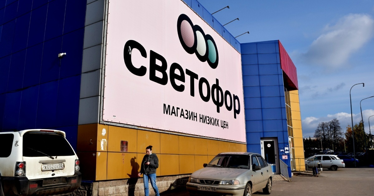 В магазинах торговой сети «Светофор», расположенных в СПБ и Ленинградской области, было обнаружено свыше 850 килограммов поддельной продукции!