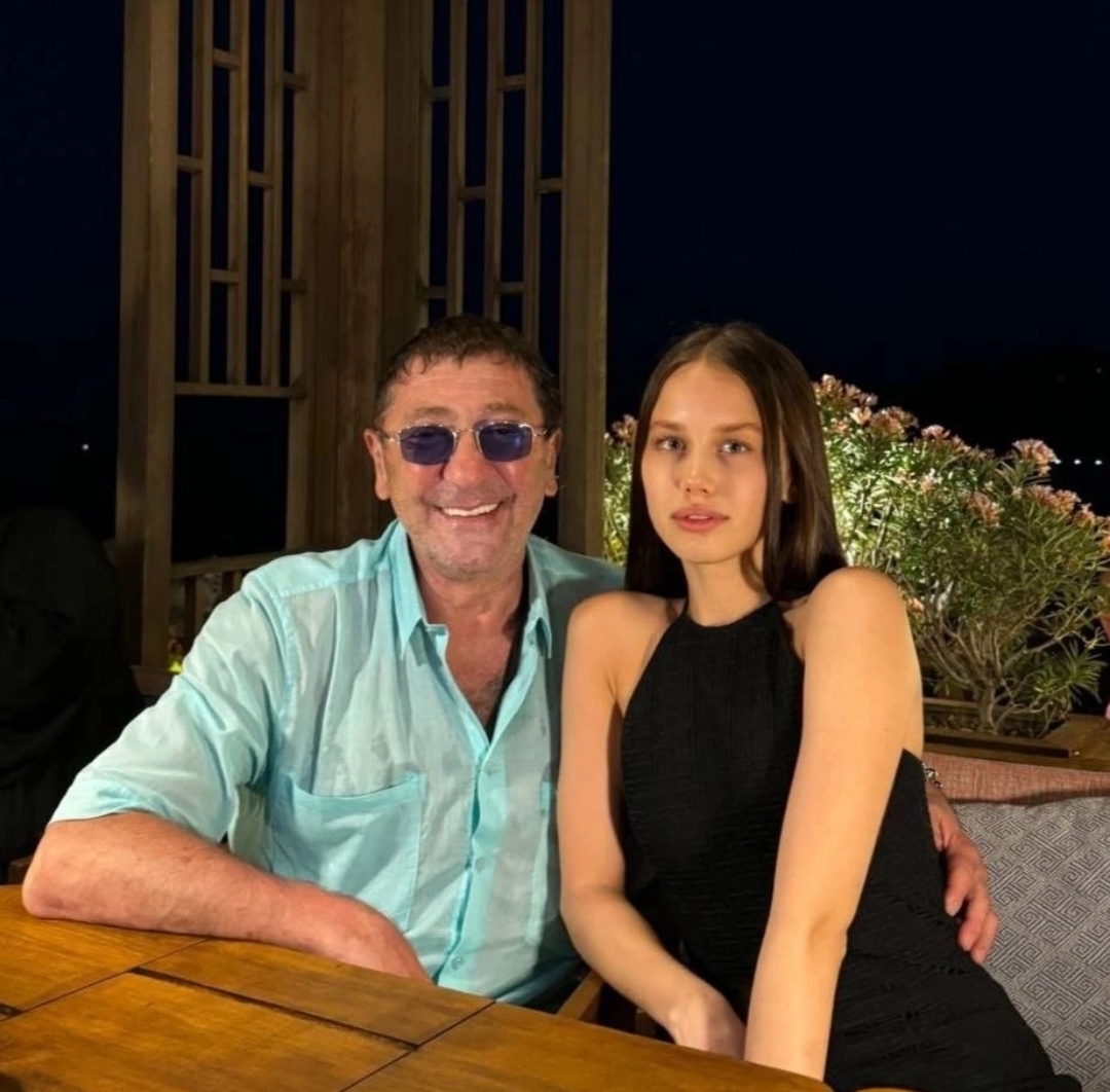 И возраст не помеха для любви! 19- летняя девушка, певца Лепса, заявила, что не ревнует своего избранника к другим девушкам