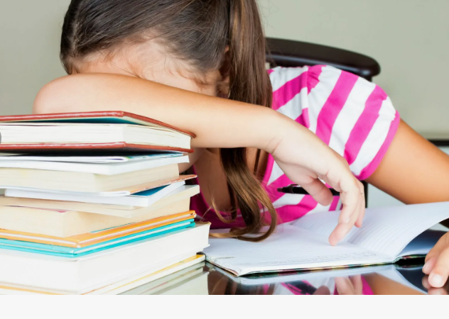 Делать домашнее задание вместе с детьми? Только проверить сделанное, пустить учёбу на самотёк или создать жёсткий контроль?