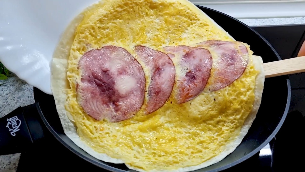 Яичница с ветчиной и сыром в лаваше - идея для сытного завтрака