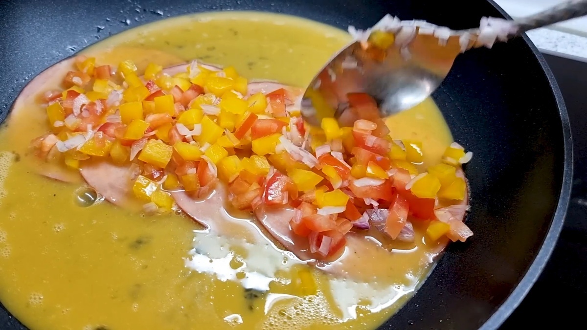 Яичница с ветчиной и сыром в лаваше - идея для сытного завтрака