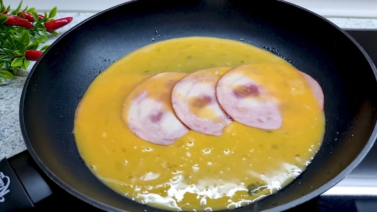Яичница с ветчиной и сыром в лаваше - идея для сытного завтрака