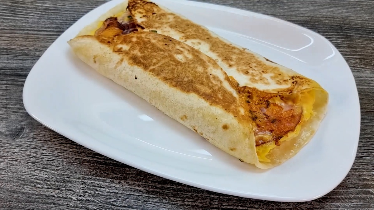 Яичница с ветчиной и сыром в лаваше - идея для сытного завтрака