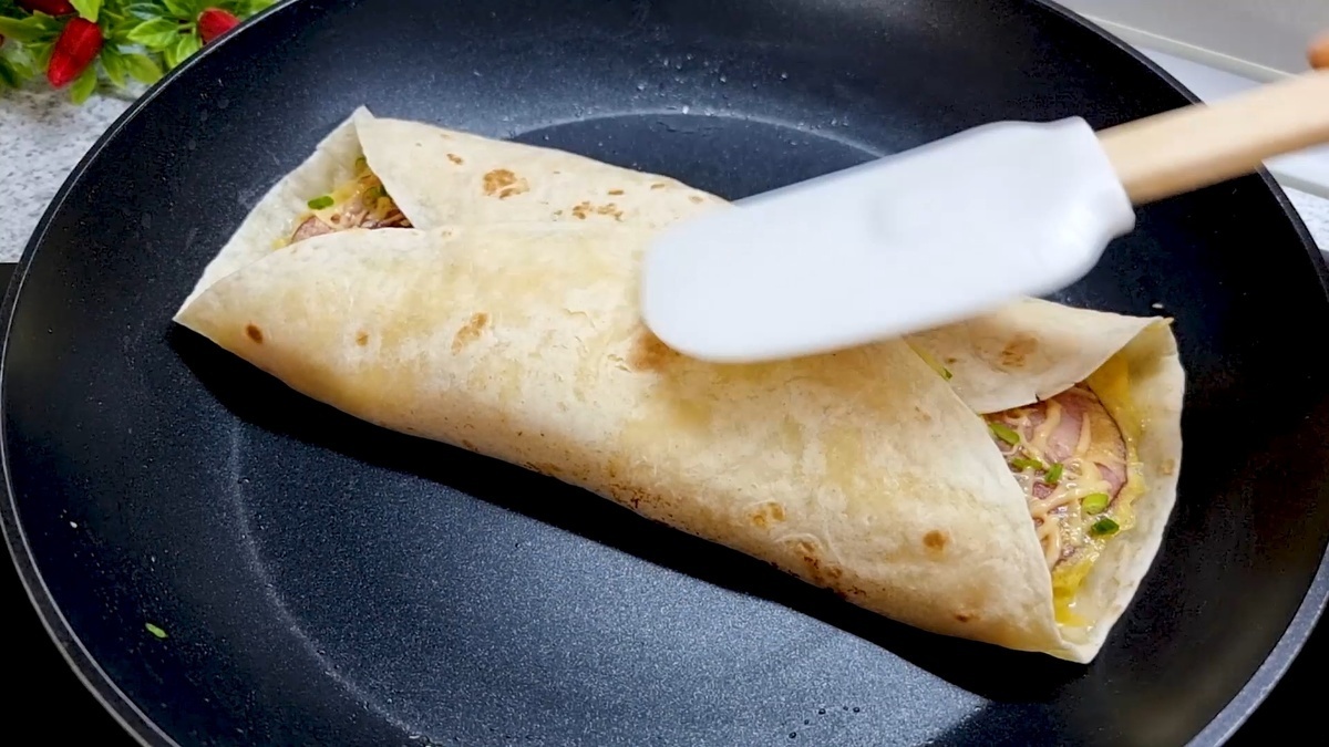 Яичница с ветчиной и сыром в лаваше - идея для сытного завтрака