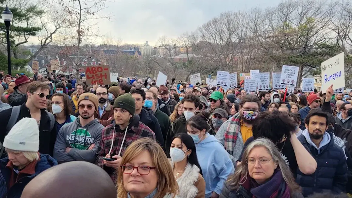 Учёную-аспирантку средь бела дня похитили полицейские в масках. Затем её перевезли на самолёте за 1500 миль