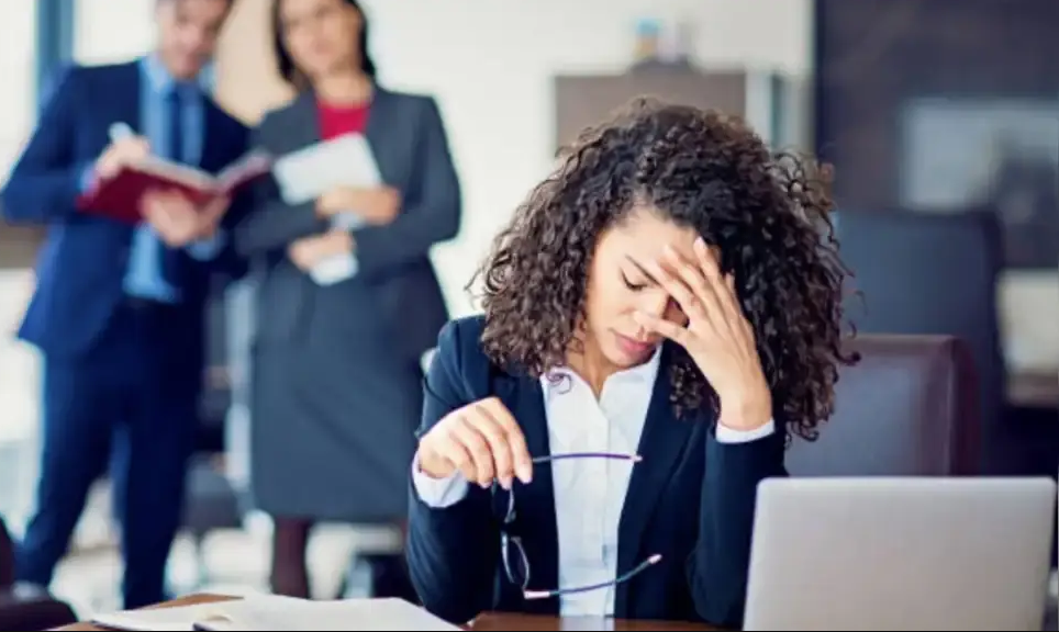 Стресс, усталость и апатия: как выжить после рабочей недели и не сойти с ума (спойлер: поможет даже странный ритуал с водой!)