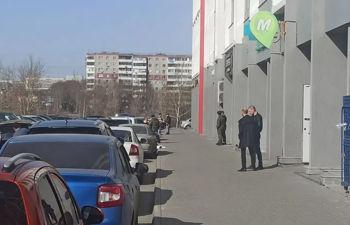 В Челябинске из окна многоэтажного дома выпал военный