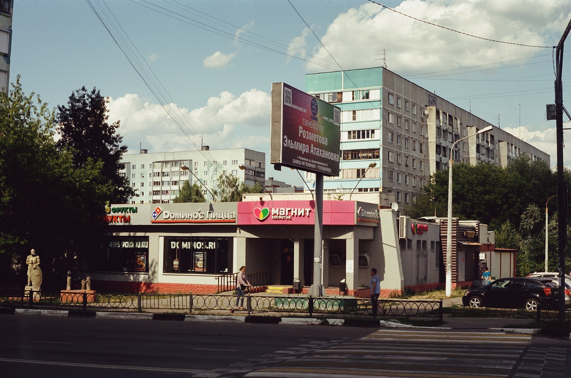 Девушка стала свидетелем кражи со стороны администратора магазина и мастера по чистоте. Надо ли ей сообщить об этом руководству?