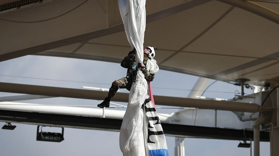 Чрезвычайное происшествие. Парашютист упал на крышу стадиона