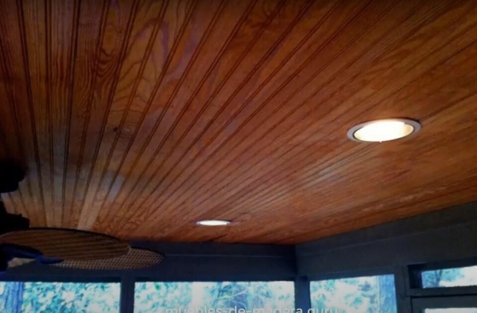 Миссия невыполнима? До 1 мая квартира-студия в старом автобусе в тропической глуши должна быть готова. Термиты, паркет на потолке и тент на крыше