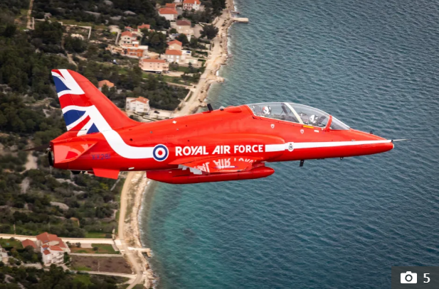 Скандал года в британских ВВС: Red Arrows — красные, как рожа джентльмена, понявшего, что его самолет имеет «русскую душу»