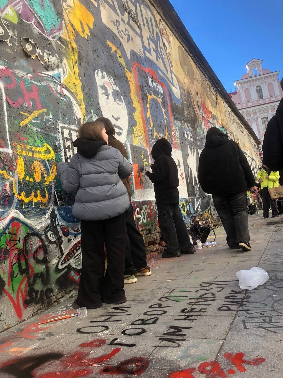 Около 30 художников вернули стену Цоя в прежнее состояние — вчера её закрасили граффити в честь Паши Техника.