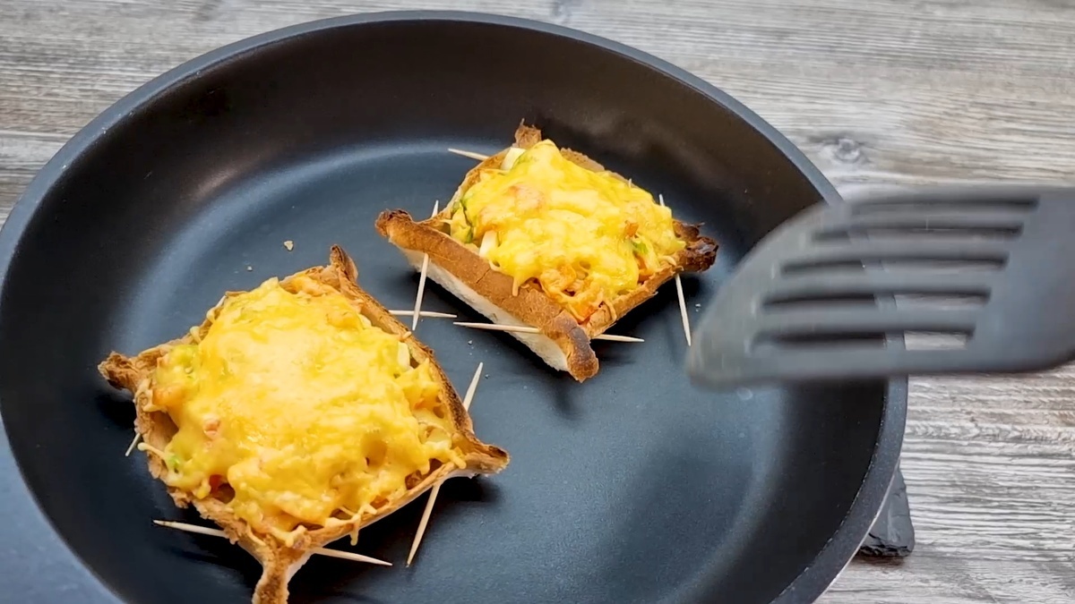 Горячие тосты с начинкой - простые идеи для завтрака (пошаговый рецепт)