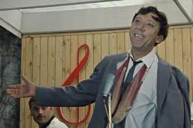 Меж дамских ног пиписька