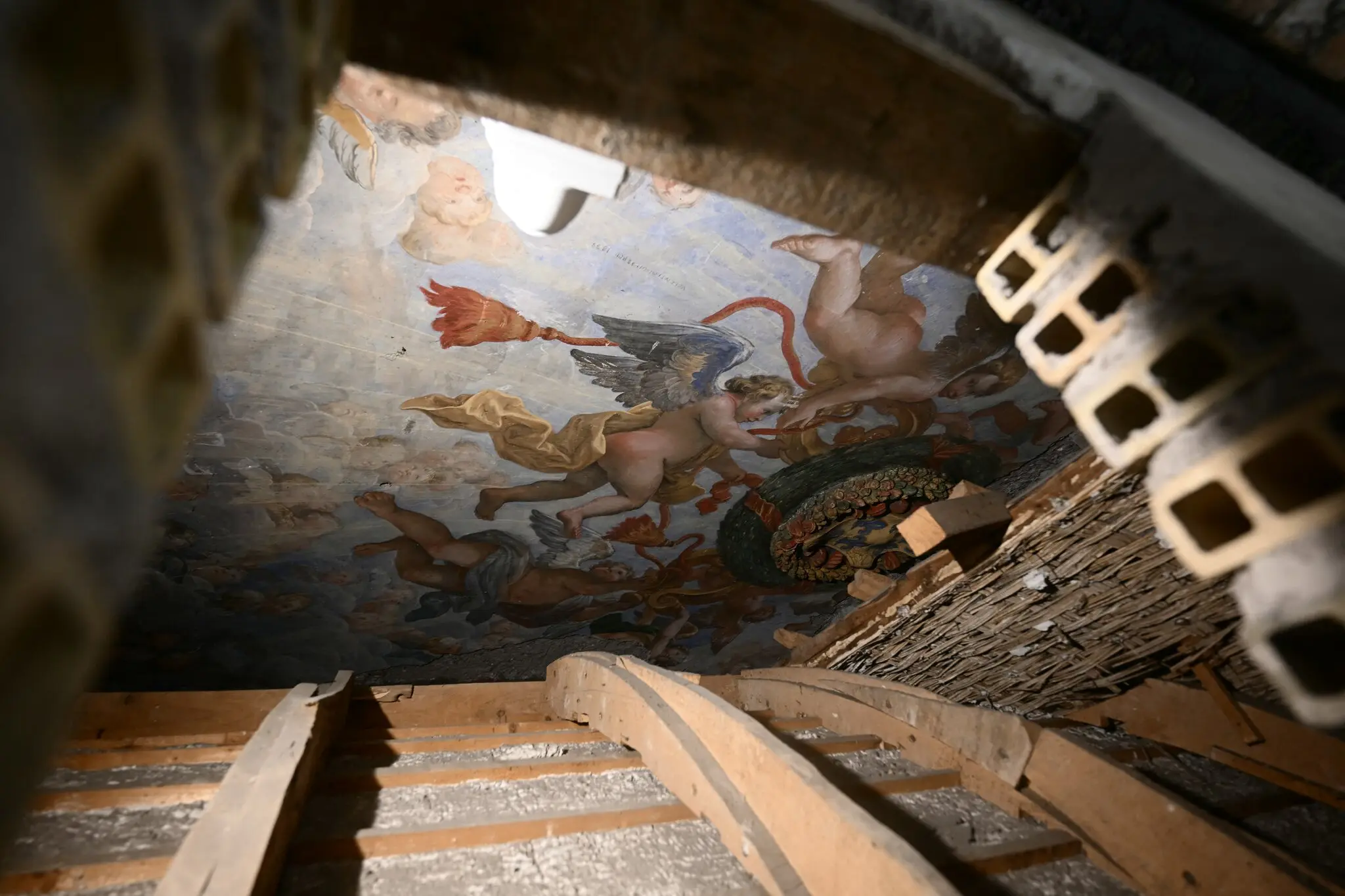 Фрески XVII века, спрятанные над дверным проёмом, выходят на свет