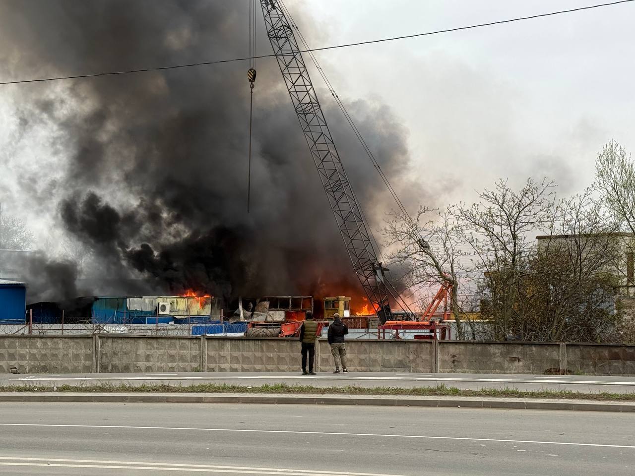 Столп дыма испугал жителей Санкт-Петербурга и остановил транспорт. Мой экслюзив с места событий