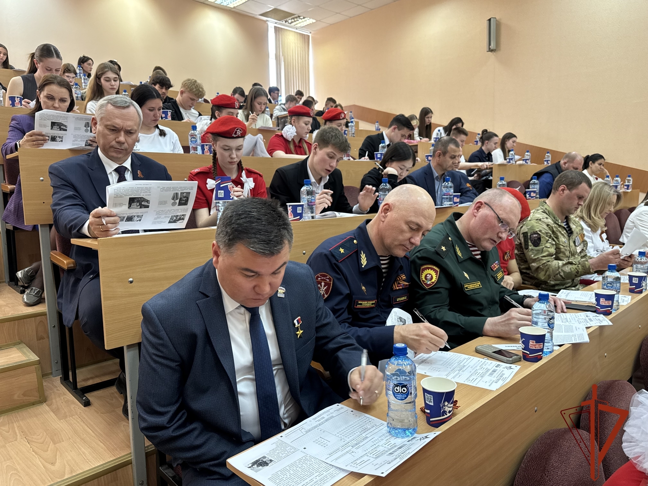 В Новосибирской области военнослужащие и сотрудники Росгвардии приняли участие в патриотической акции «Диктант Победы» В Новосибирской области военнослужащие и сотрудники Росгвардии приняли участие в патриотической акции «Диктант Победы»